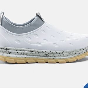 Revive AC - in color: White / Gum
Active Recovery Shoe size: women's 7